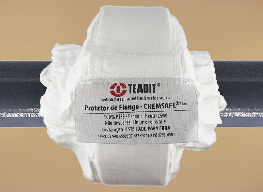 Protetor de flange instalado em tubulação industrial